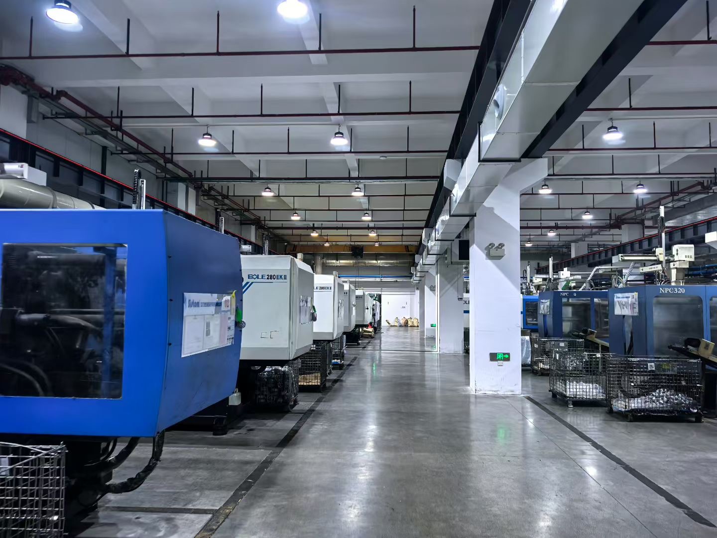 Energy saving air conditioner duct line installed above factory machinery